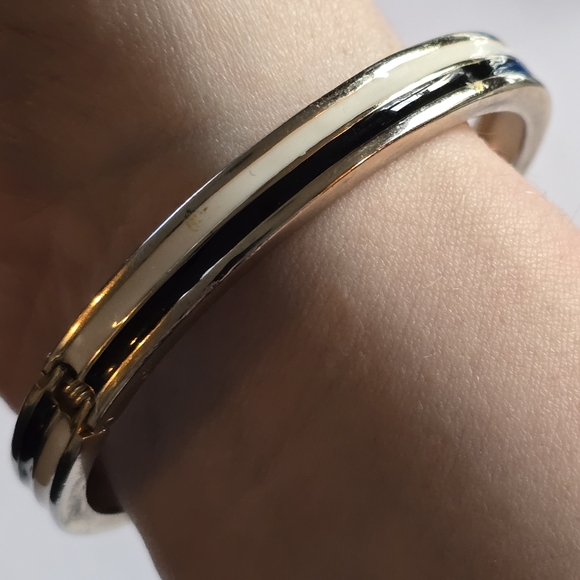 Enamel bracelet off white color and black bangle clamper style gold tone - Picture 4 of 9